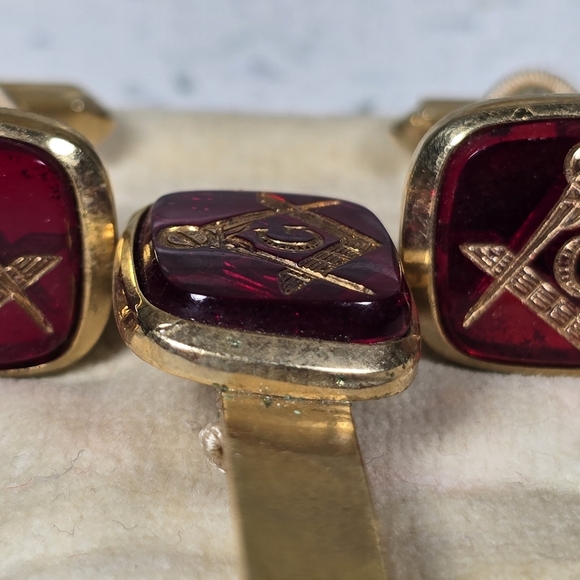 Gold and Red Masonic Cufflinks and Tie Clip Set - Picture 2 of 4